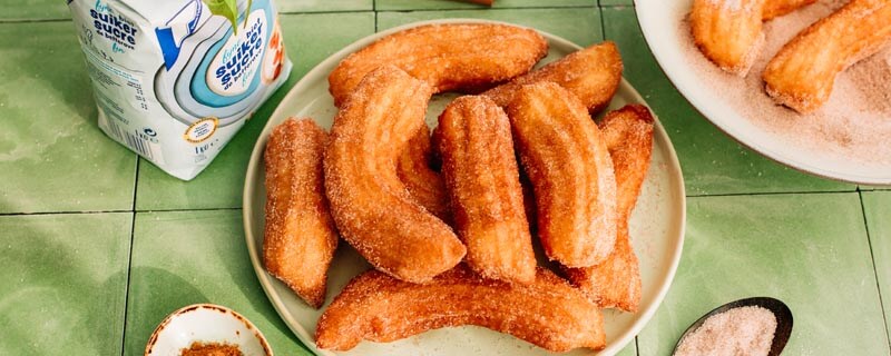 Deze knapperige churro’s, omhuld met een zoete laag kaneelsuiker brengen de geur van de herfst recht naar je keuken.